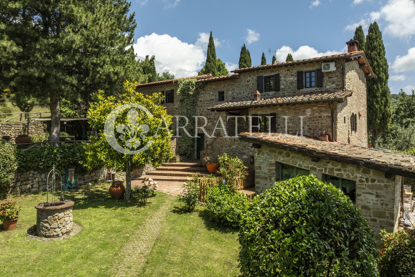 Rustic Tuscan country house with a detached annex, garden, olive grove and hillside pool – privacy and proximity to the village