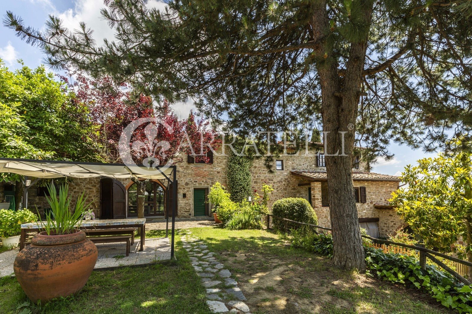 Rustic Tuscan country house with a detached annex, garden, olive grove and hillside pool – privacy and proximity to the village