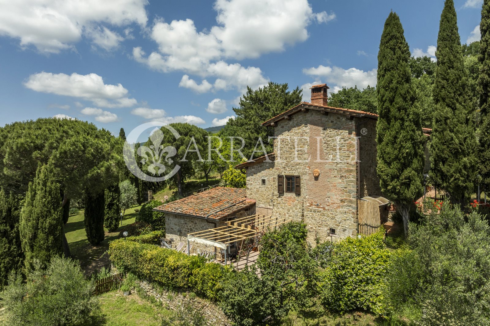 Rustic Tuscan country house with a detached annex, garden, olive grove and hillside pool – privacy and proximity to the village