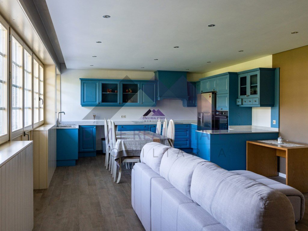 V2 House with 2 Suites and Parking