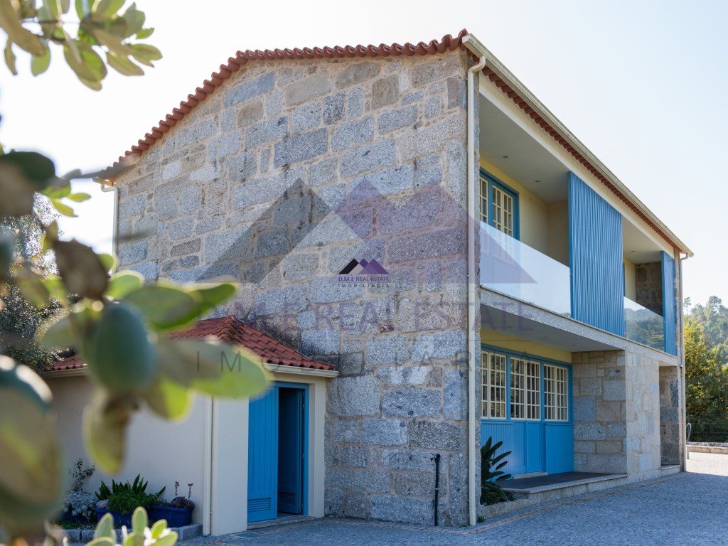 V2 House with 2 Suites and Parking