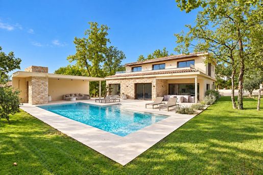 Maison 5 pièces 240 m² · à Tourrettes · 240 m² · 3 600 000 €