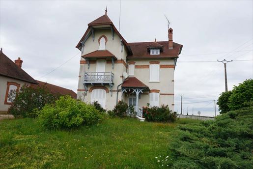 9 pièces 213 m² · à Le Donjon · 213 m² · 389 000 €