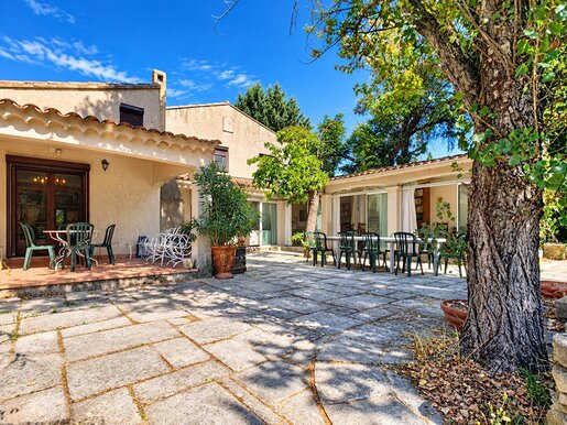 Maison 8 pièces 245 m² · à Carpentras · 245 m² · 650 000 €