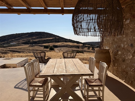 Traditionelles zykladisches Haus zum Verkauf in Kamari, Agkairia–Aliki, Paros – Teilblick aufs Meer und Gelassenheit der Hügel