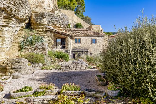 Maison 5 pièces 175 m² · à Saumane-de-Vaucluse · 175 m² · 700 000 €