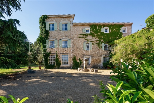 Impressionnante bastide du 18e siècle au coeur du Luberon. · à Bonnieux · 5 900 000 €