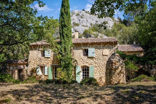 5 pièces 140 m² · à Bonnieux · 140 m² · 895 000 €