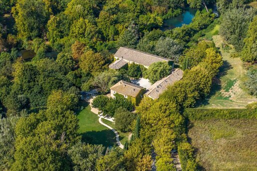 Maison 1313 m² · à L'Isle-sur-la-Sorgue · 1 313 m² · 4 460 000 €