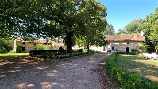 Maison 15 pièces 554 m² · à Abjat-sur-Bandiat · 554 m² · 835 000 €