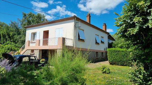 7 pièces 141 m² · à Nontron · 141 m² · 155 500 €