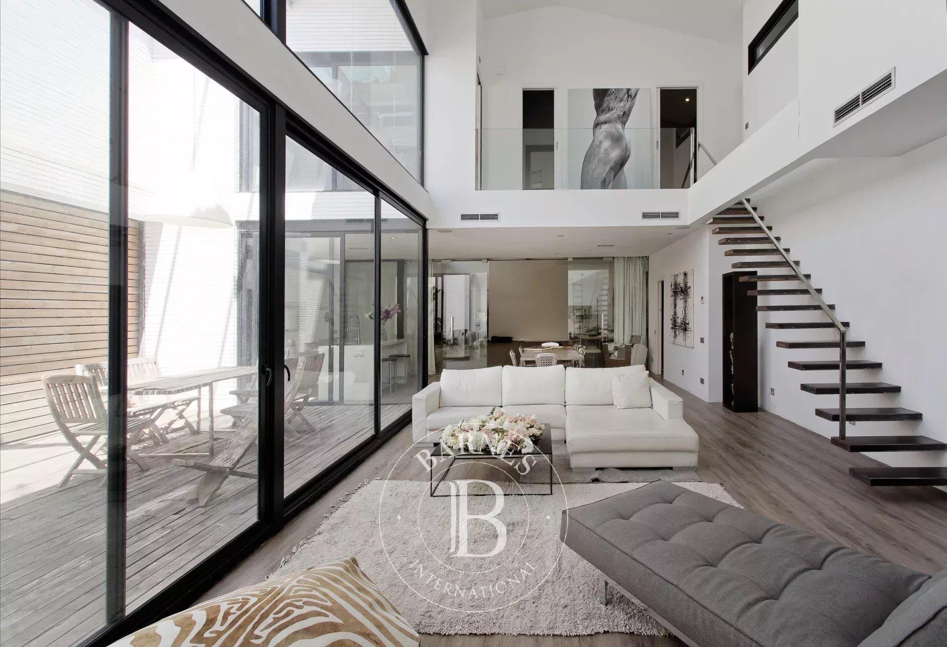 Impressive contemporary-style loft