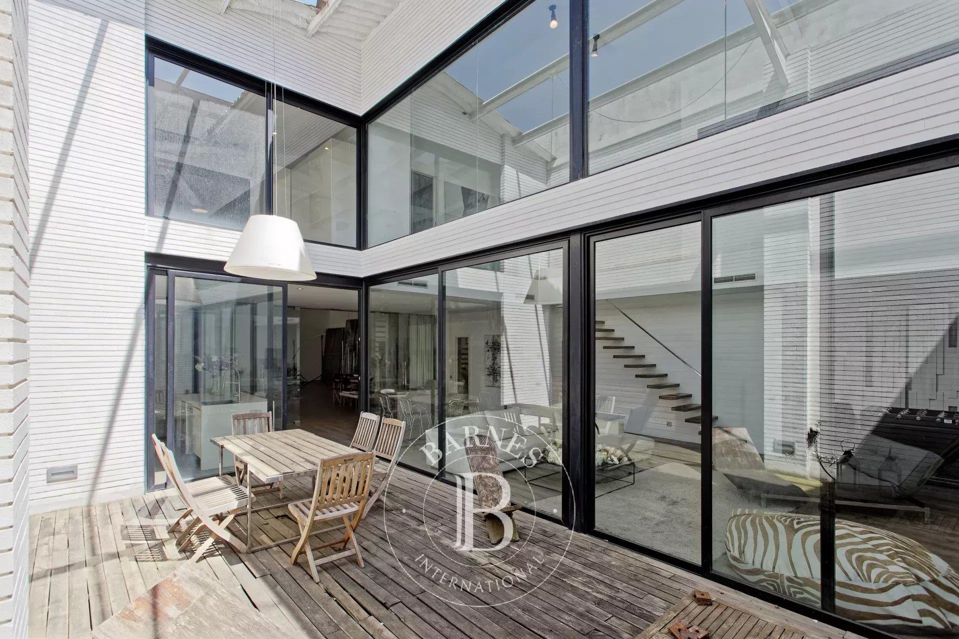 Impressive contemporary-style loft