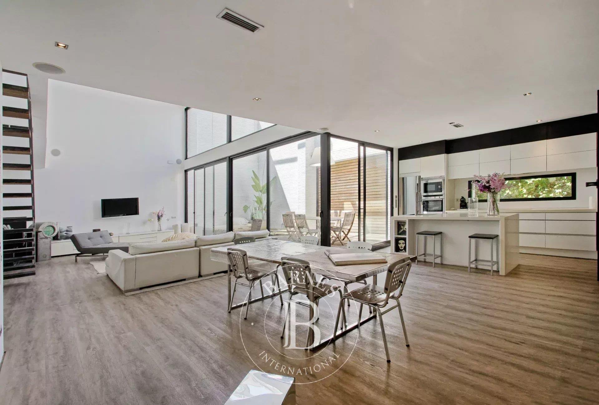 Impressive contemporary-style loft