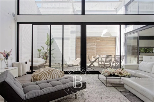 Impressive contemporary-style loft