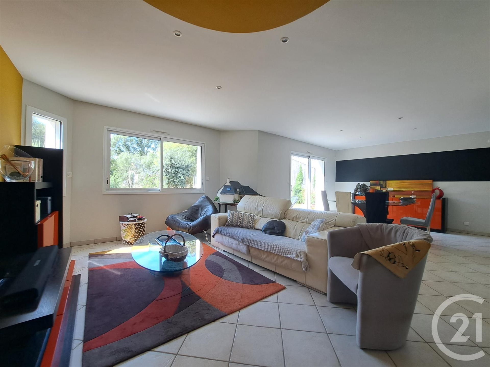 Interesting family home of 120 m² with over 1,200 m² of private, low-visibility land - Vue 3