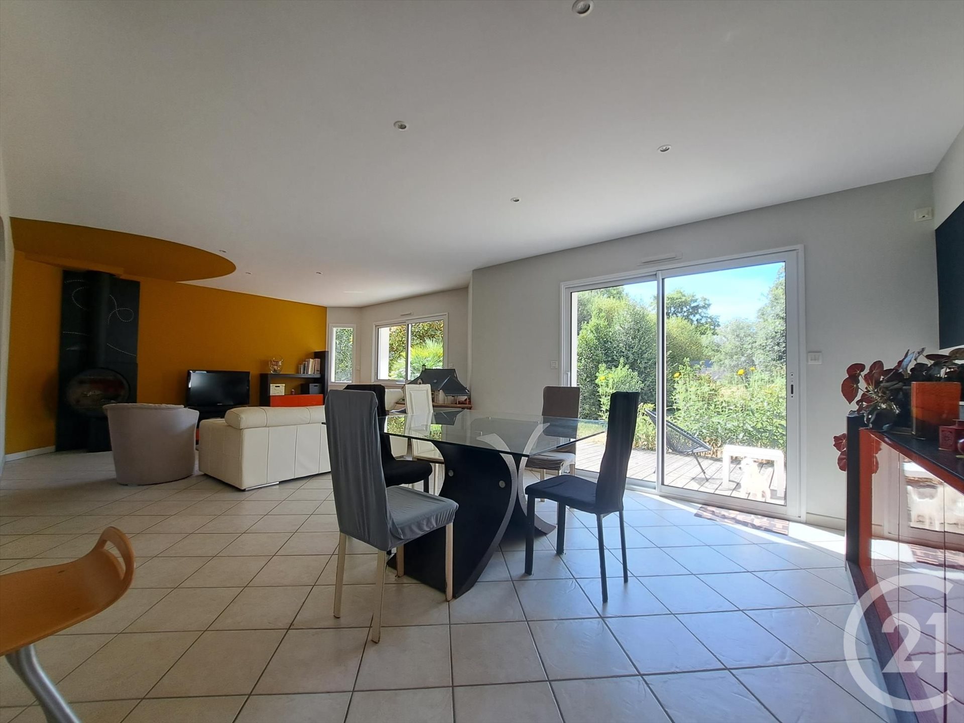Interesting family home of 120 m² with over 1,200 m² of private, low-visibility land - Vue 4