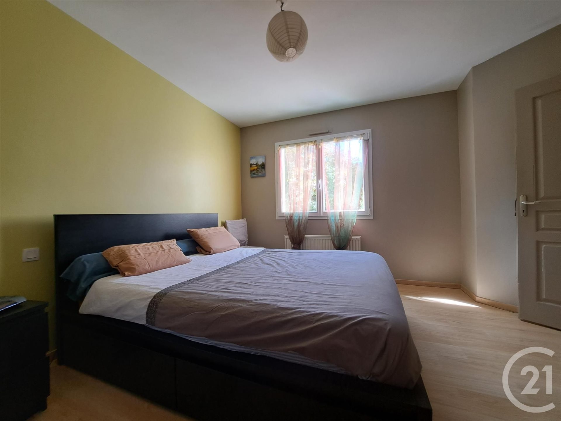 Interesting family home of 120 m² with over 1,200 m² of private, low-visibility land - Plus