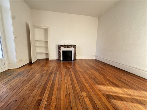 Appartement 6 pièces 166 m² · à Montluçon · 166 m² · 114 000 €