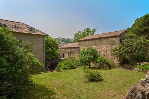 Maison 10 pièces 585 m² · à Chassiers · 585 m² · 990 000 €