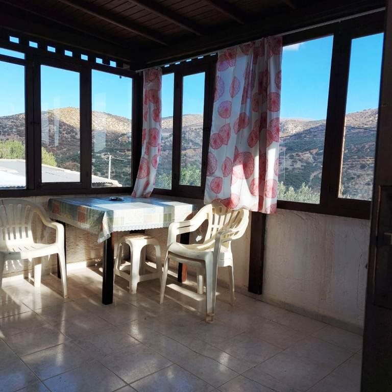 Schönes Haus mit Innenhof 5 km vom Meer entfernt in Azali, Makry Gialos.