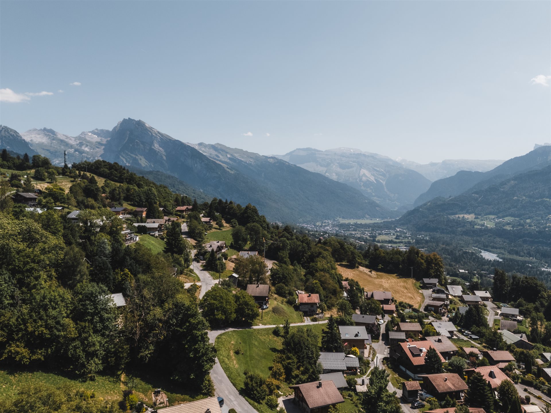 Beautiful plot of building land in the heights of Verchaix : view and sunshine - Vue 4