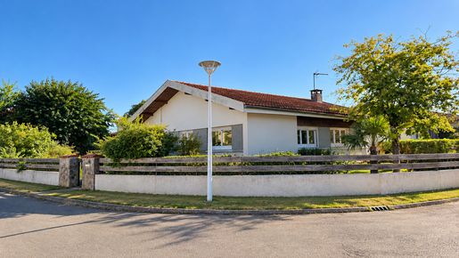 Maison 4 pièces 100 m² · à Saint-Pierre-du-Mont · 100 m² · 160 000 €