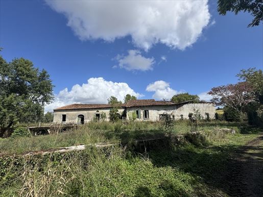 Maison 8 pièces 500 m² · à Courlac · 500 m² · 126 000 €