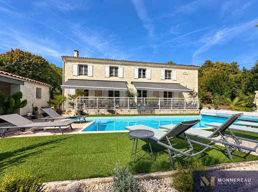 Maison 9 pièces 240 m² · à Saintes · 240 m² · 783 750 €
