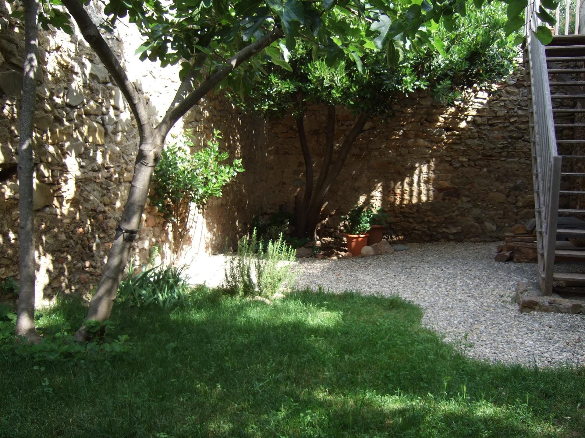 Casa artiștilor și grădina sa de preot, ascunsă pe înălțimile satului