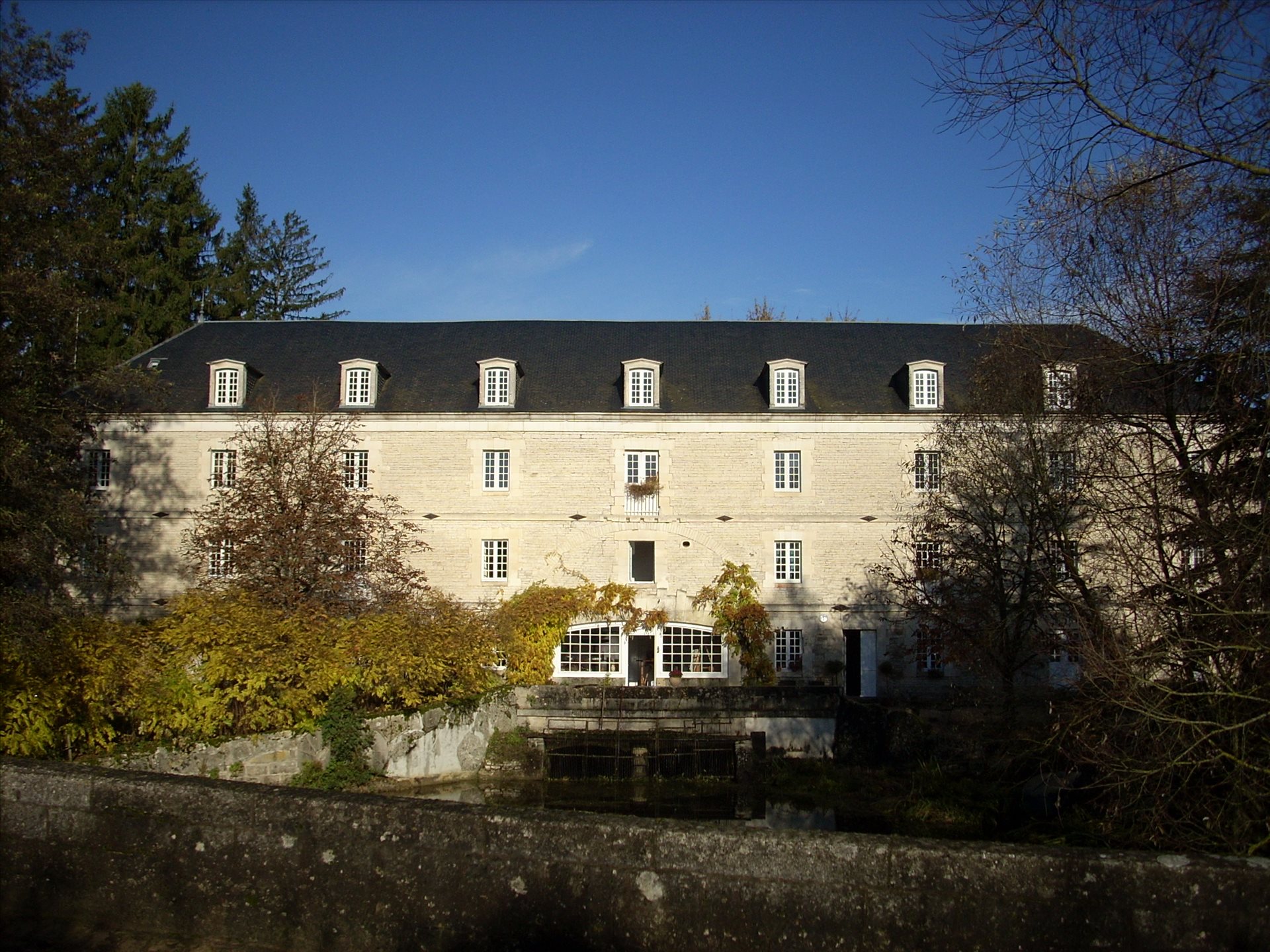 18 pièces 900 m² · à Chablis · 900 m² · 755 000 €