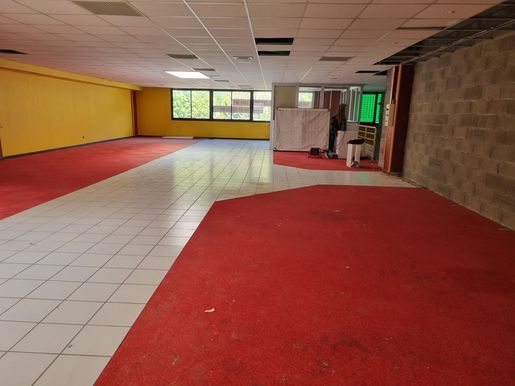Local commercial 300 m² · à Digne-les-Bains · 300 m² · 345 000 €