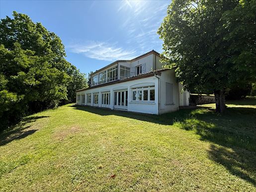 25 pièces 550 m² · à Pujols · 550 m² · 378 900 €