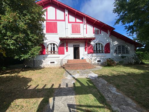 6 pièces 210 m² · à Villeneuve-sur-Lot · 210 m² · 473 600 €