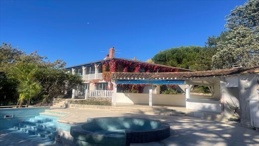 7 pièces 230 m² · à Pujols · 230 m² · 199 900 €