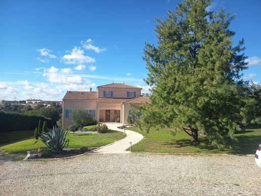Maison 8 pièces 230 m² · à Ruffec · 230 m² · 465 000 €
