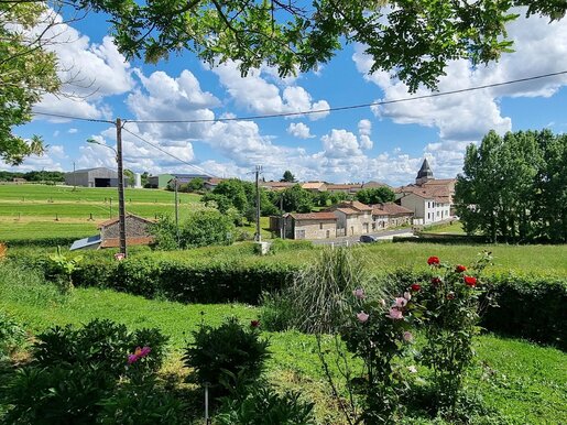 Maison 5 pièces 205 m² · à Genouillé · 205 m² · 169 000 €