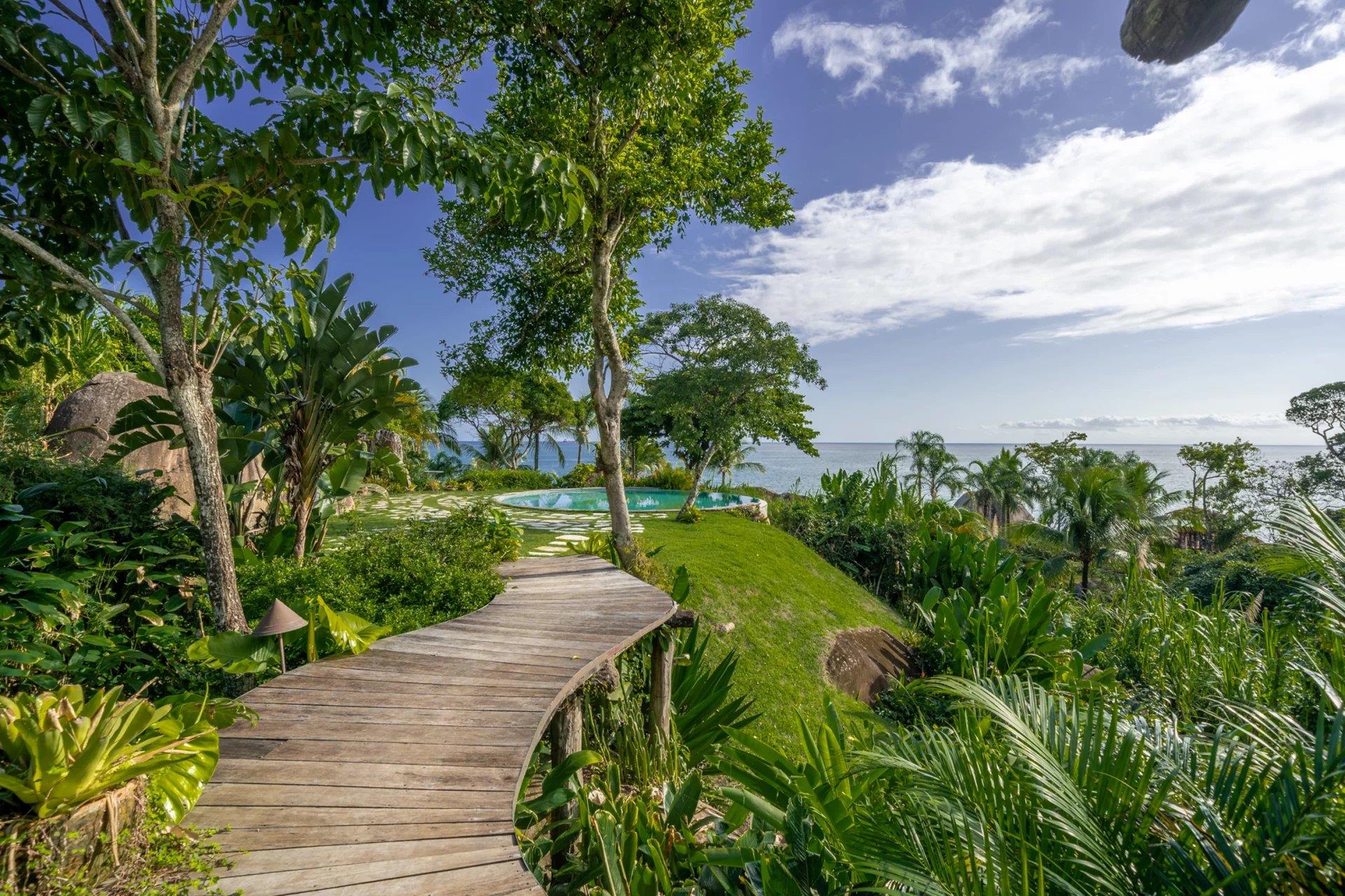 Sao600 - Exotic house facing the ocean in Ilhabela
