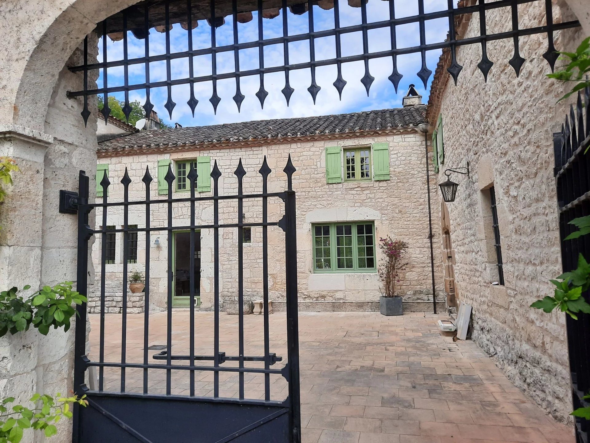 Luxurious Manor House, guest house and outbuildings in a 17ha private estate
