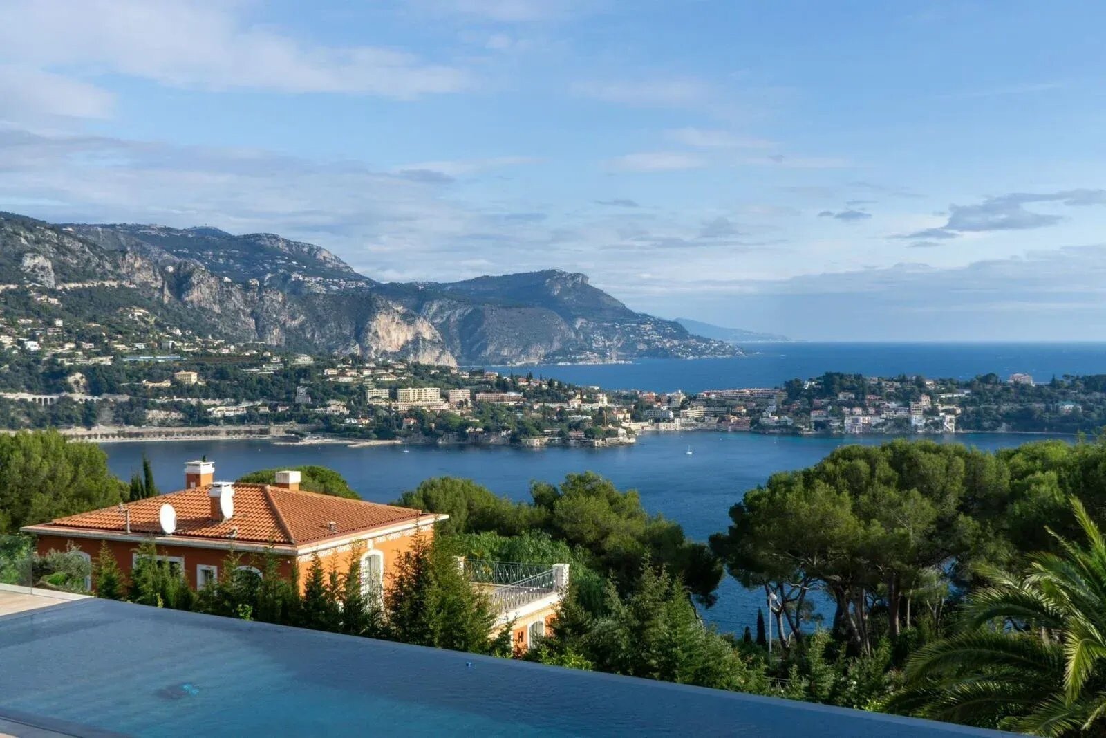 Contemporary villa in Nice with sea views and swimming pool