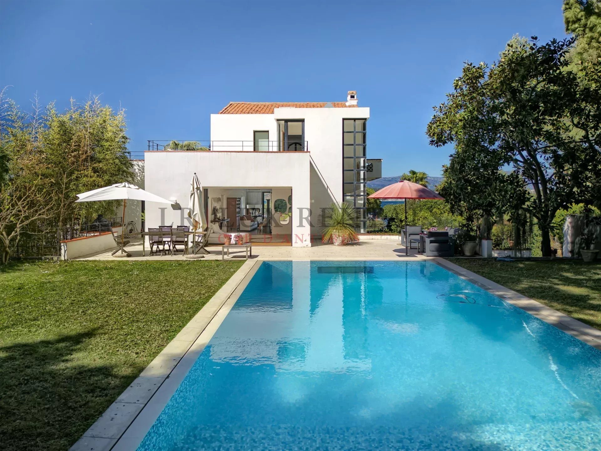 House in Antibes, Cap d'Antibes - View 3