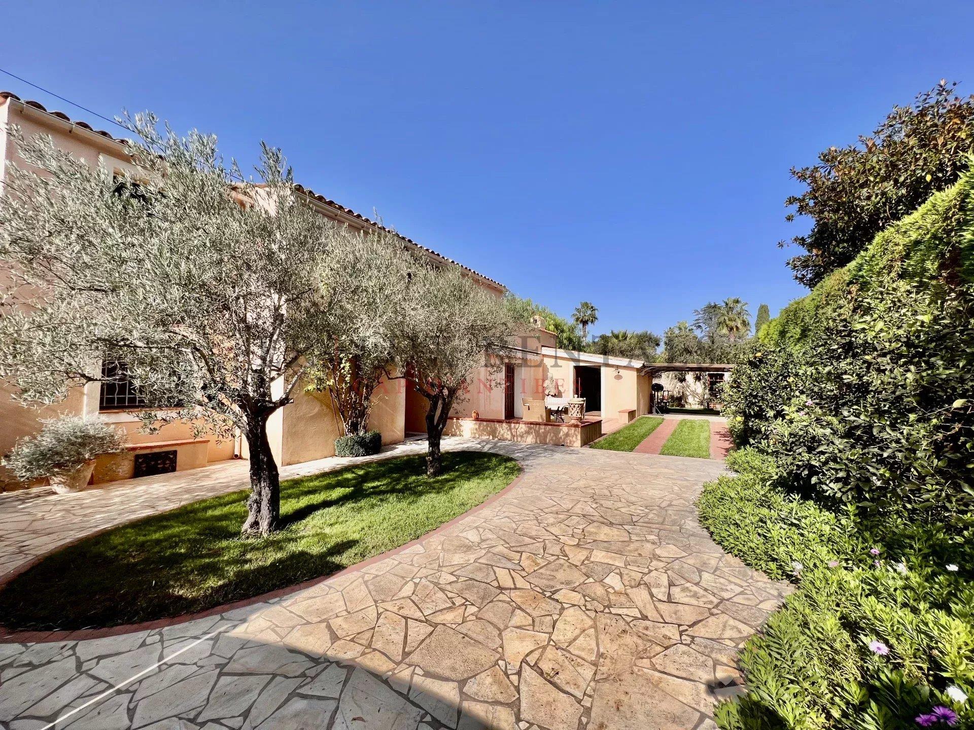 Maison à louer, 210m², Antibes
