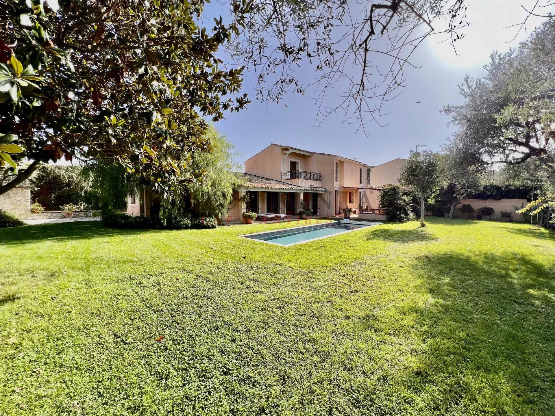 Maison à louer, 210m², Antibes