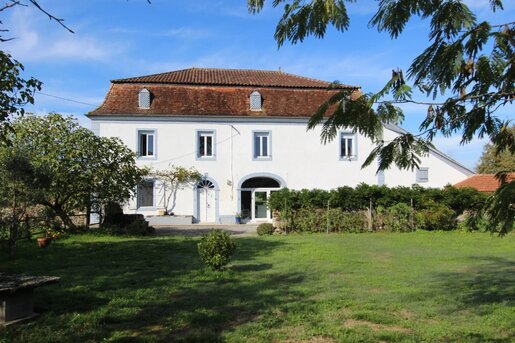 Maison 13 pièces 354 m² · à Sauveterre-de-Béarn · 354 m² · 593 250 €