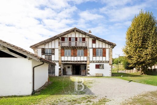 Maison 10 pièces 628 m² · à Saint-Pée-sur-Nivelle · 628 m² · 1 272 000 €