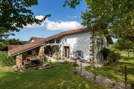 Maison 16 pièces 620 m² · à Saint-Pée-sur-Nivelle · 620 m² · 3 700 000 €
