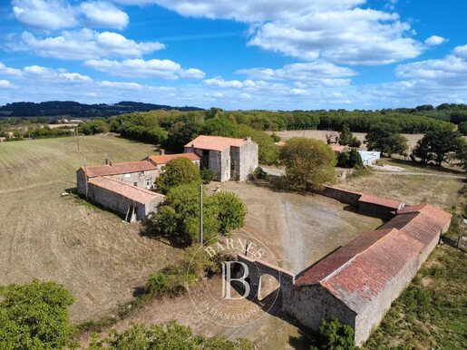 Maison 10 pièces · à Les Herbiers · 540 000 €