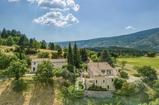 Barnes - Domaine de 17 hectares avec 2 mas en pierre · à Sault · 244 m² · 1 000 000 €
