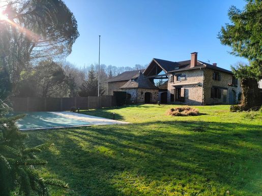 Maison 9 pièces 258 m² · à Oradour-sur-Vayres · 258 m² · 289 910 €