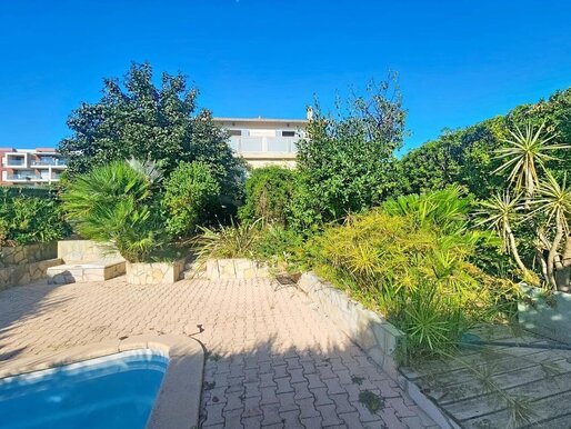 Maison 5 pièces 141 m² · à Antibes · 141 m² · 680 000 €